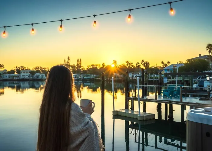 Apartment Waterfront Duplex: 3 Blocks To Beach, Hot Tub, Sup Clearwater Beach