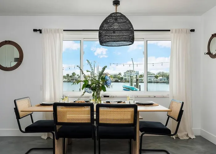 Waterfront Duplex: 3 Blocks To Beach, Hot Tub, Sup Apartment Clearwater Beach