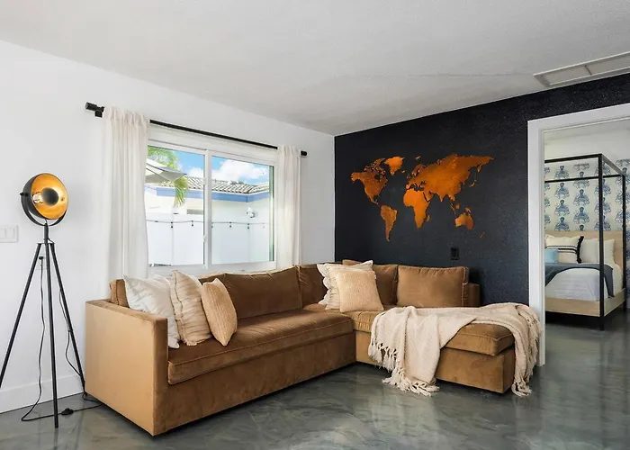 Apartment Waterfront Duplex: 3 Blocks To Beach, Hot Tub, Sup