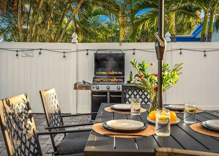 Apartment Waterfront Duplex: 3 Blocks To Beach, Hot Tub, Sup