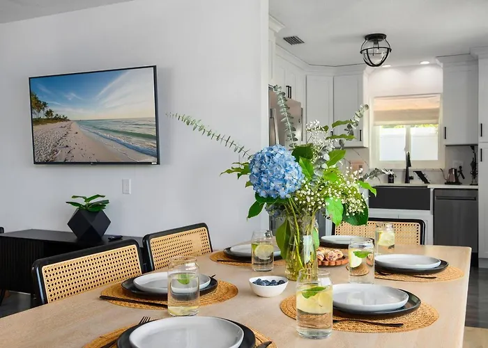 Waterfront Duplex: 3 Blocks To Beach, Hot Tub, Sup Apartment *