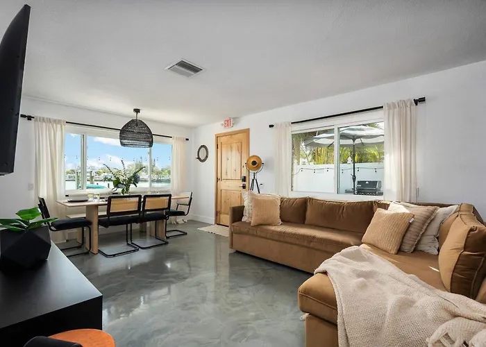 Waterfront Duplex: 3 Blocks To Beach, Hot Tub, Sup * Clearwater Beach