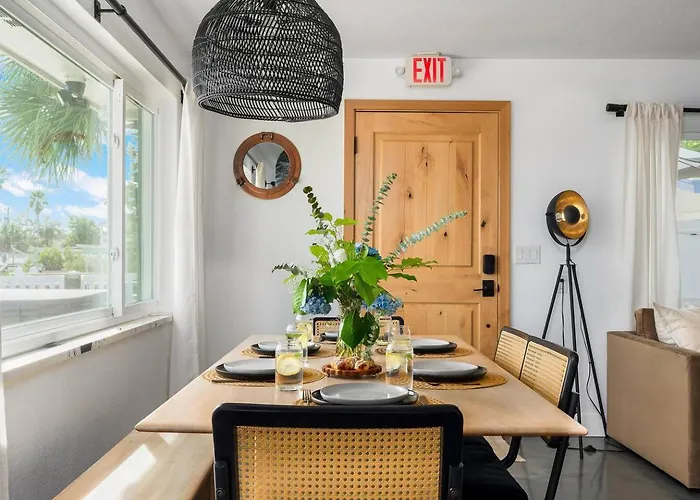 Apartment Waterfront Duplex: 3 Blocks To Beach, Hot Tub, Sup