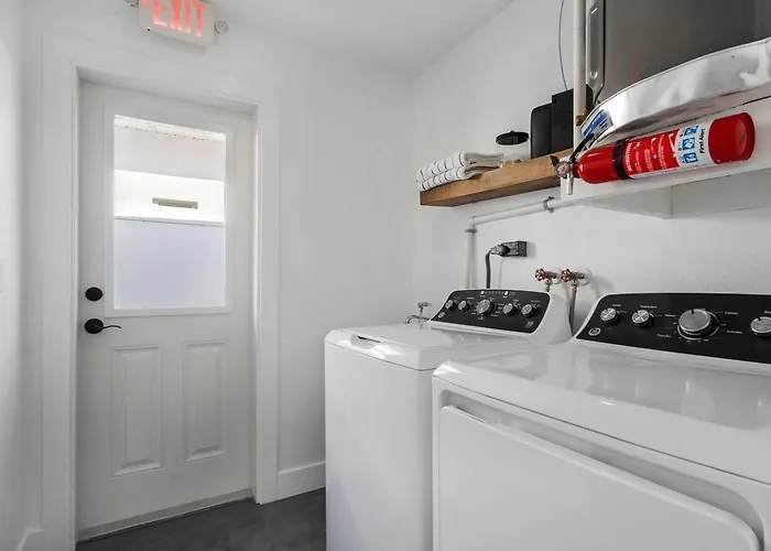 Waterfront Duplex: 3 Blocks To Beach, Hot Tub, Sup Apartment