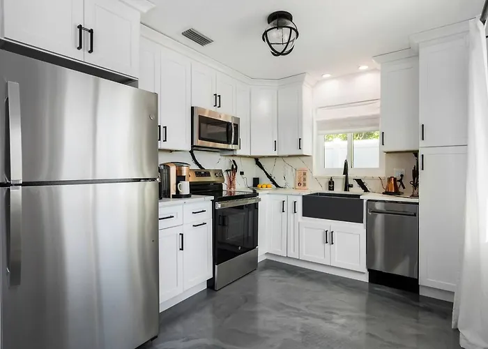 Apartment Waterfront Duplex: 3 Blocks To Beach, Hot Tub, Sup *