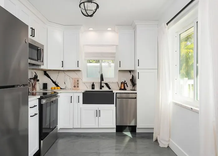 Waterfront Duplex: 3 Blocks To Beach, Hot Tub, Sup Apartment