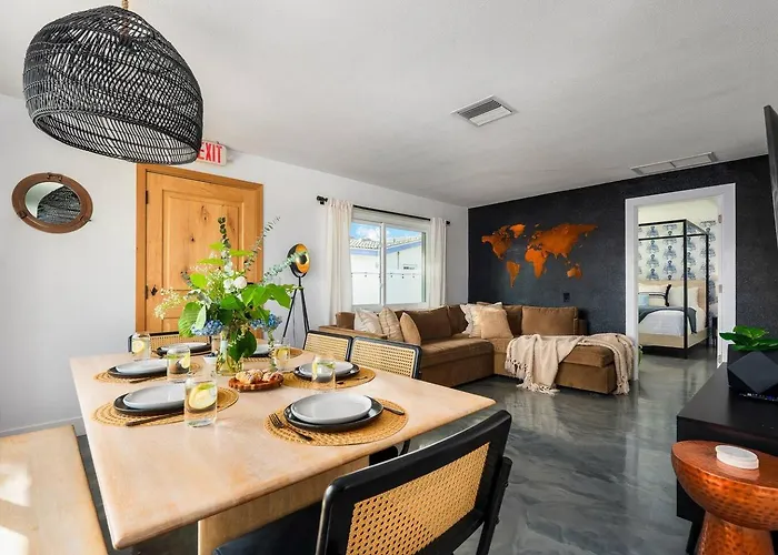 Apartment Waterfront Duplex: 3 Blocks To Beach, Hot Tub, Sup