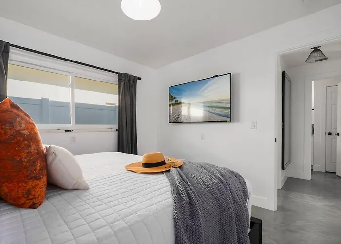 Waterfront Duplex: 3 Blocks To Beach, Hot Tub, Sup Clearwater Beach