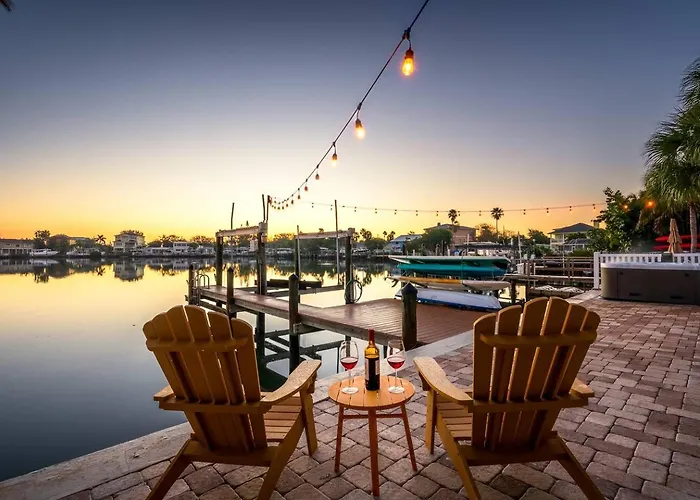 Waterfront Duplex: 3 Blocks To Beach, Hot Tub, Sup * Clearwater Beach