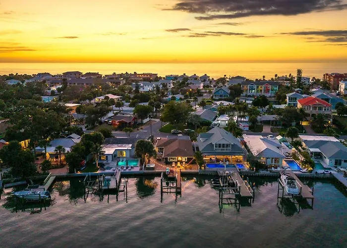 Apartment Waterfront Duplex: 3 Blocks To Beach, Hot Tub, Sup Clearwater Beach