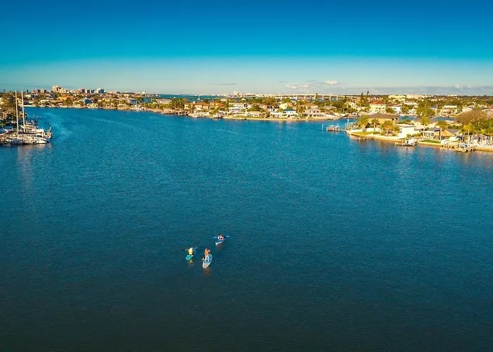 Apartment Waterfront Duplex: 3 Blocks To Beach, Hot Tub, Sup *