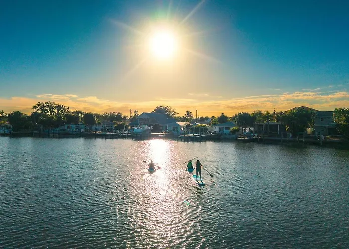 Waterfront Duplex: 3 Blocks To Beach, Hot Tub, Sup Apartment Clearwater Beach