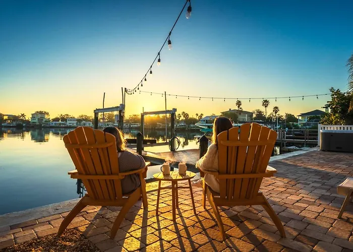 Waterfront Duplex: 3 Blocks To Beach, Hot Tub, Sup Apartment Clearwater Beach