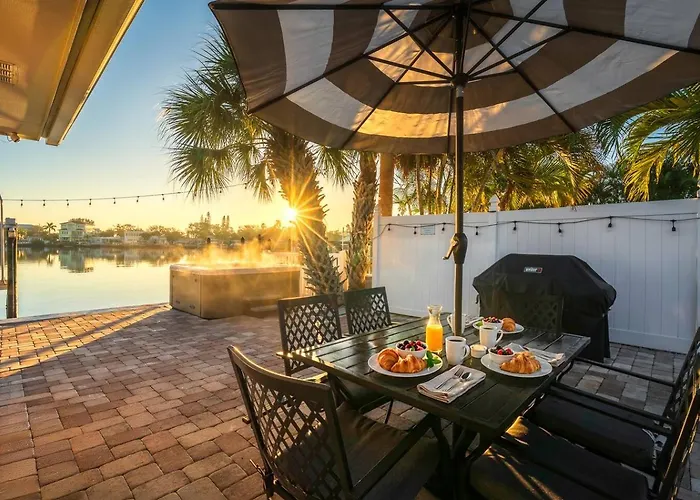 Waterfront Duplex: 3 Blocks To Beach, Hot Tub, Sup Clearwater Beach