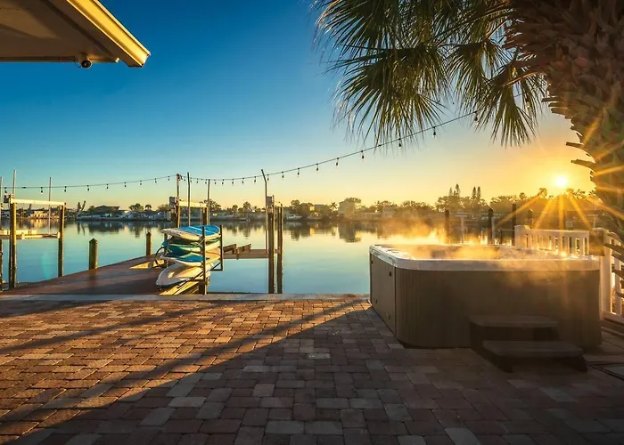 Waterfront Duplex: 3 Blocks To Beach, Hot Tub, Sup Apartment Clearwater Beach