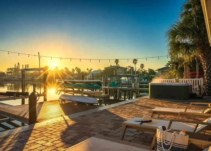 Waterfront Duplex: 3 Blocks To Beach, Hot Tub, Sup Apartment