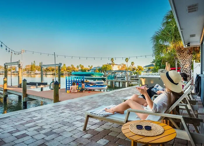 Apartment Waterfront Duplex: 3 Blocks To Beach, Hot Tub, Sup *