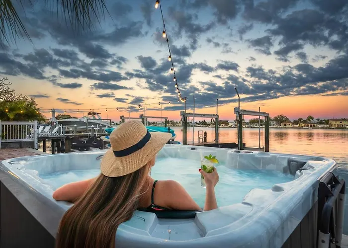 Waterfront Duplex: 3 Blocks To Beach, Hot Tub, Sup Apartment *